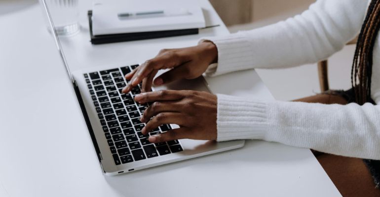 AIにおけるハルシネーションの原因は？