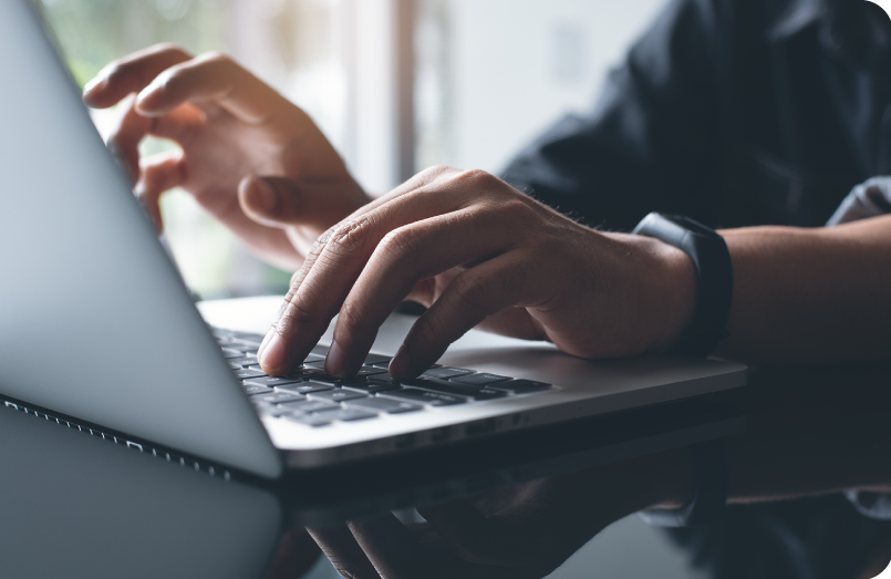 顧客情報や機密データの流出に繋がるリスクのあるPCの不正利用。内部犯行は発覚が遅れるケースが多く、企業の信頼を大きく損なう可能性があるため、対策は必須です。