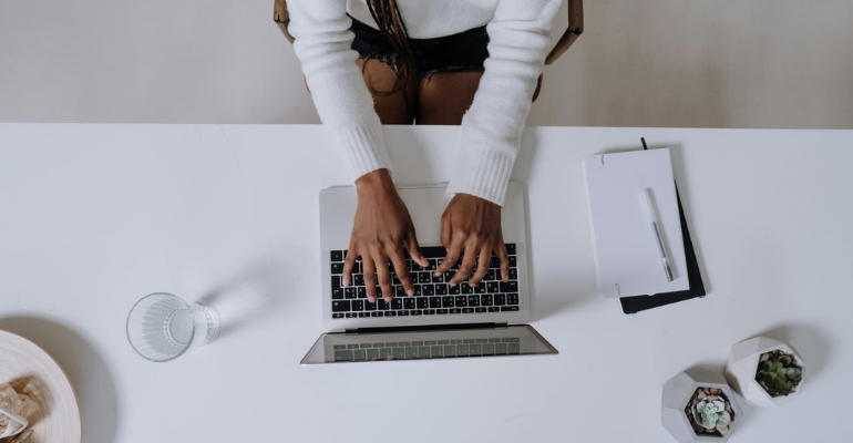 ビジネスにおける生成AIの活用事例