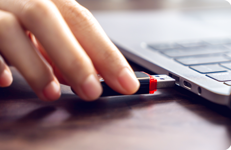 大容量データの受け渡しに便利なUSBメモリやSDカード。直接接続によるマルウェア感染の危険性が潜んでいるため、よくある攻撃手法と安全に活用するための対策をご紹介します。